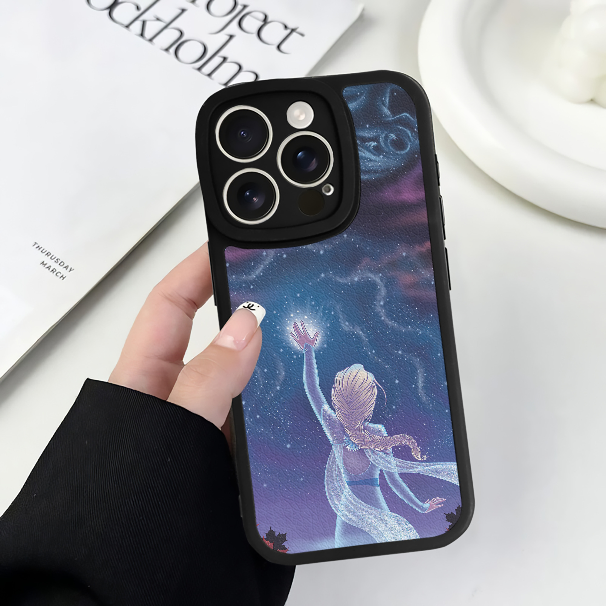 （画像用） アナと雪の女王 アンナ エルサ Frozen Anna Elsa 【iPhone 16シリーズ対応】シリコンスマホケース（レザー調） 材質：シリコン